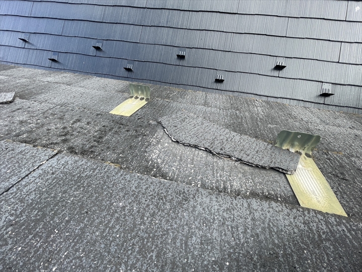 雪止めに引っ掛かった屋根