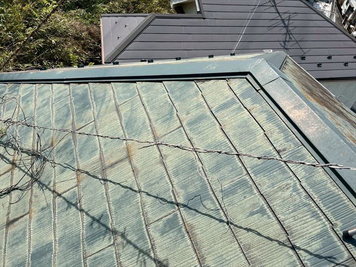 スレートには水跡が