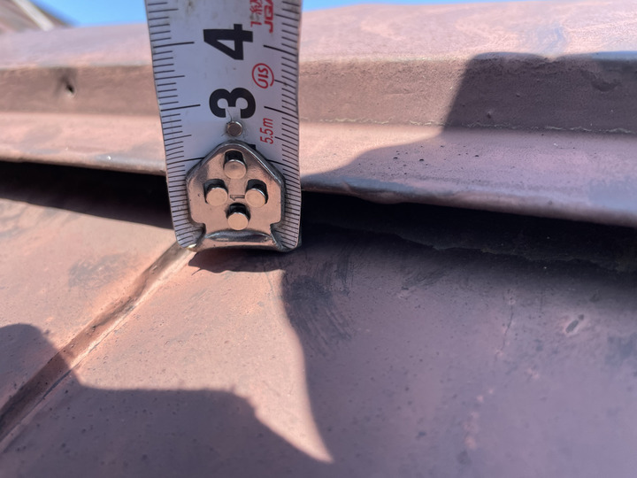 棟板金が僅かに浮いています