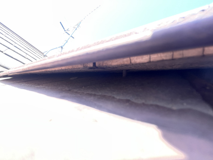 棟板金の隙間から下地が見ていました