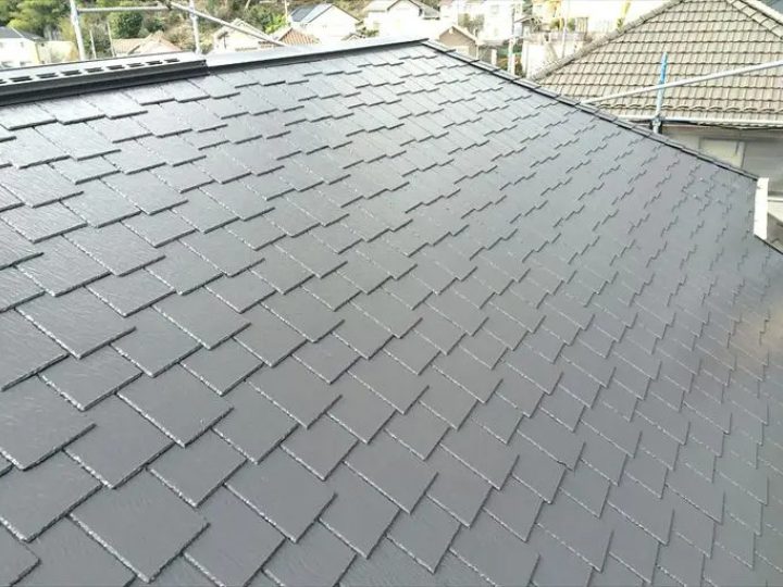 グレー色の塗装が施された屋根