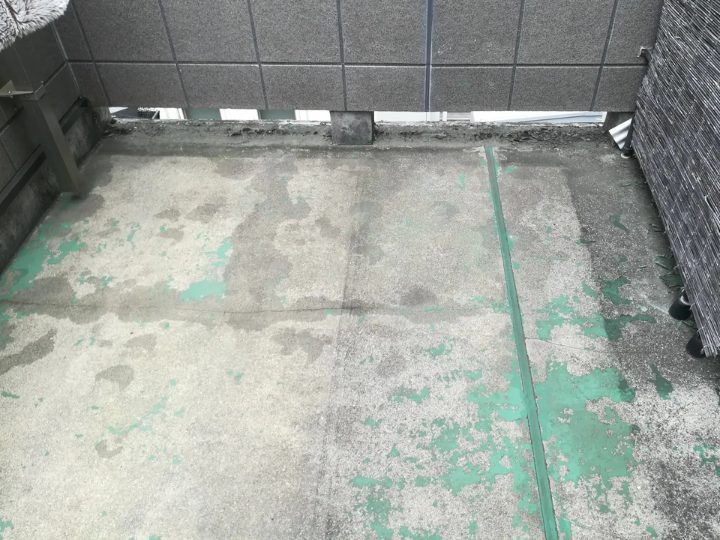 劣化したベランダ床面