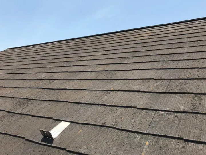 著しく傷んだスレート屋根