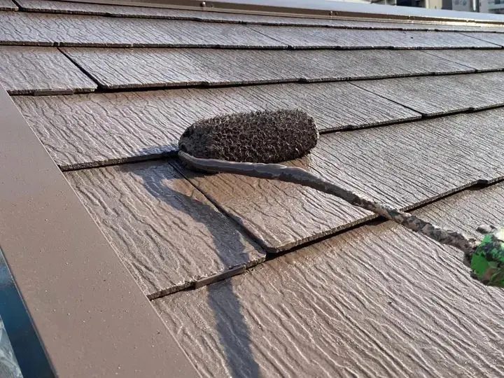 屋根を塗装する様子