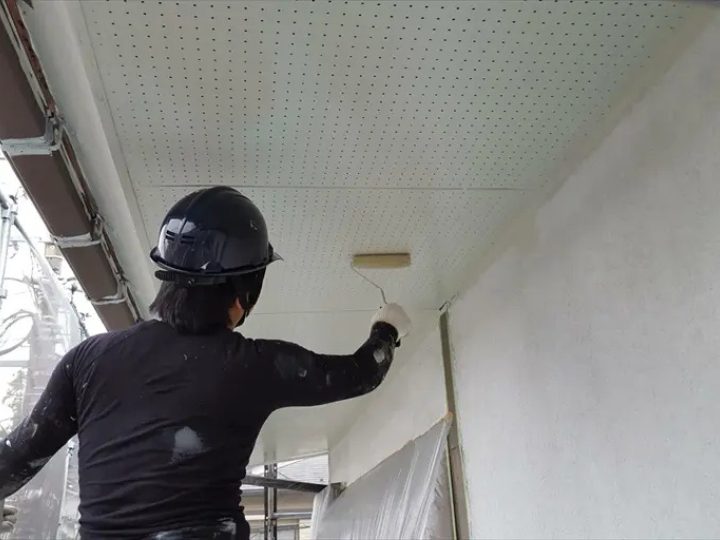 軒天塗装の様子