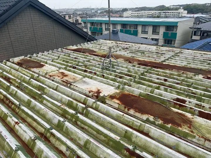 ガレージや工場に多い「折半屋根（折板屋根）」｜劣化サインや塗り替え 