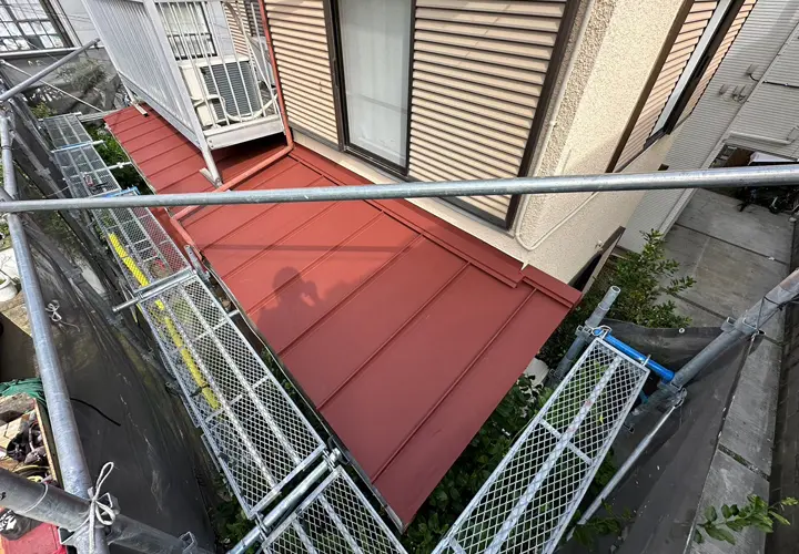 下屋部分に仮設された足場