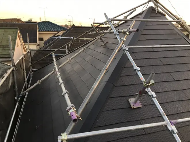 急勾配屋根に仮設された屋根足場