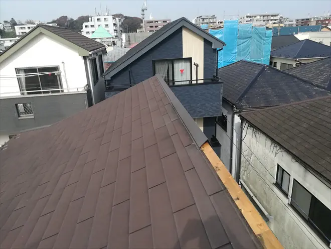 棟板金が飛散した片流れ屋根