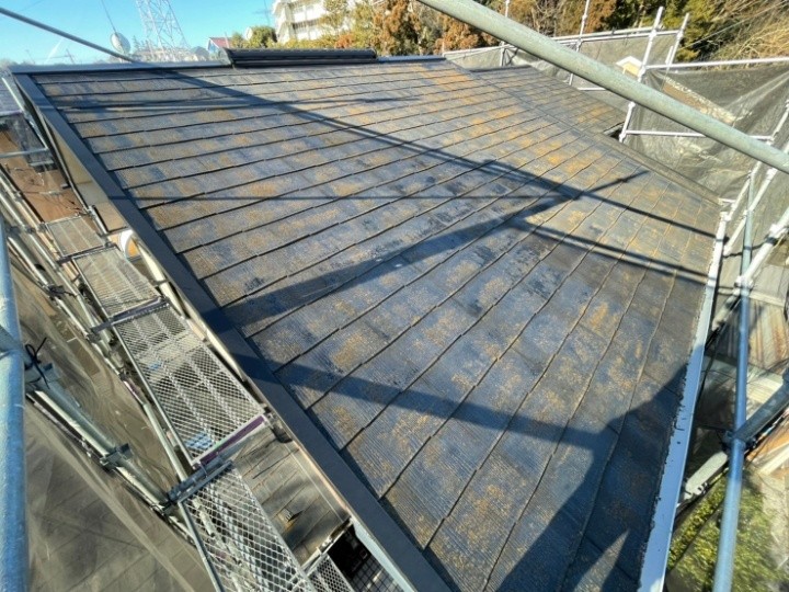 苔が生えたスレート屋根