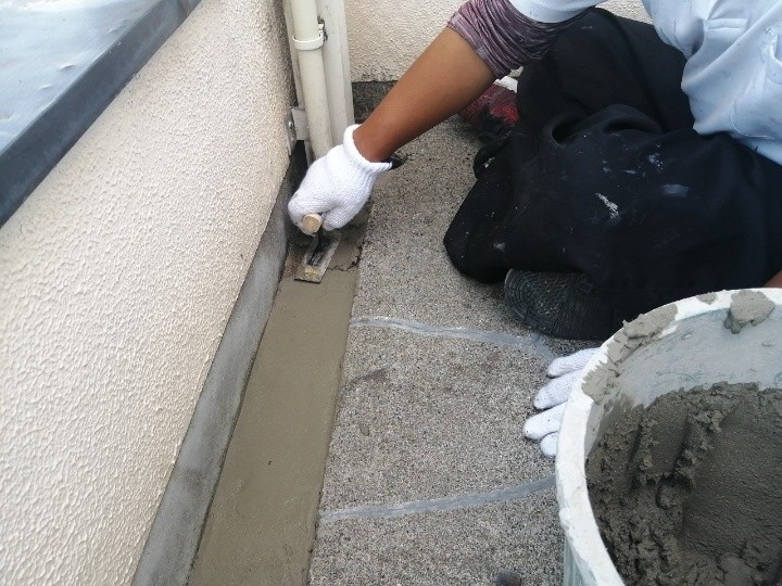 左官工事で側溝部の下地調整