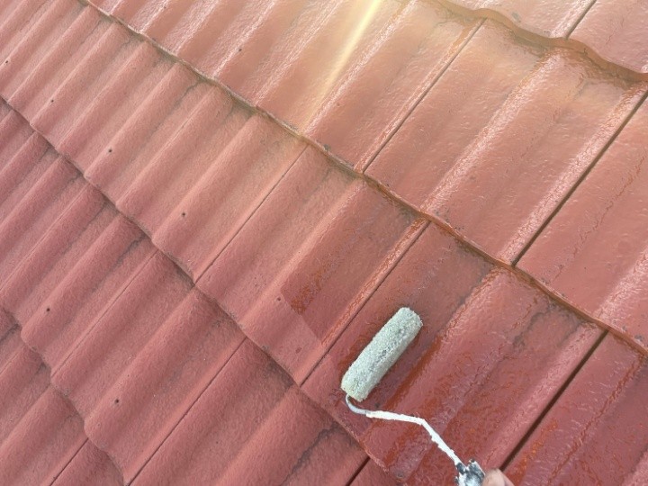 強化シーラーで下塗り