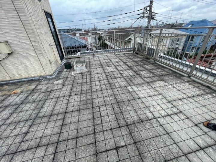 雨漏りを起こした屋上の状態