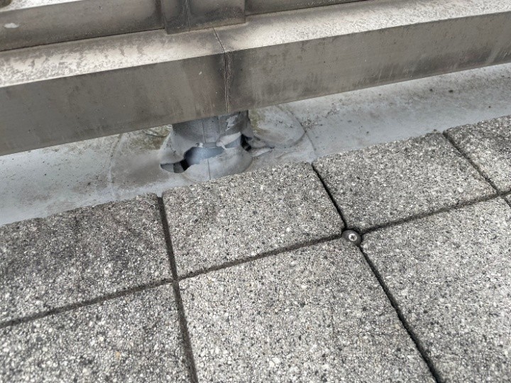 手摺部分のシート防水が破れていました