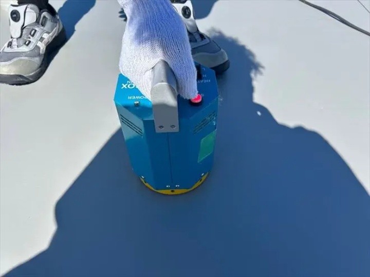 塩ビシートを機械固定工法で施工