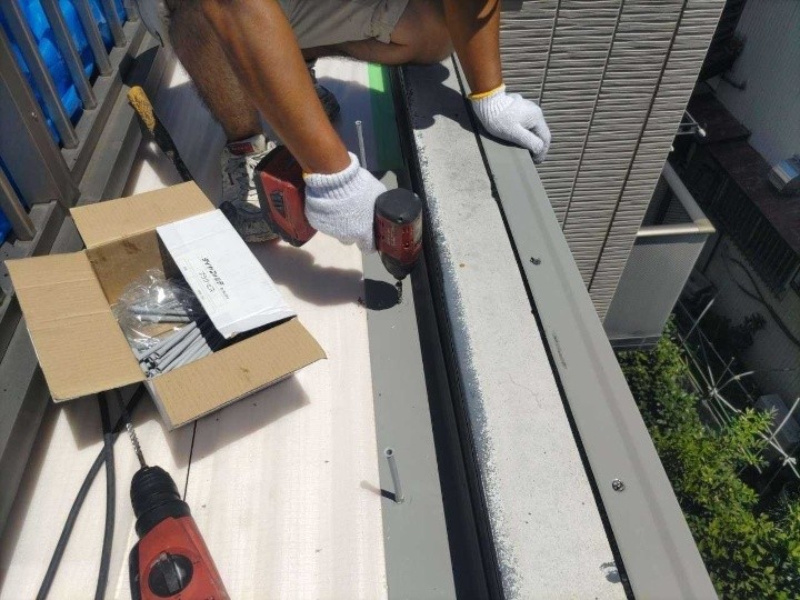 入隅等に補強用の鋼板を取り付け