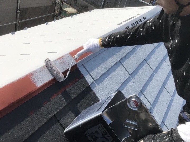 屋根の下塗り作業