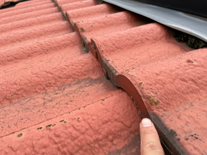 屋根はセメント瓦で経年による劣化が進行