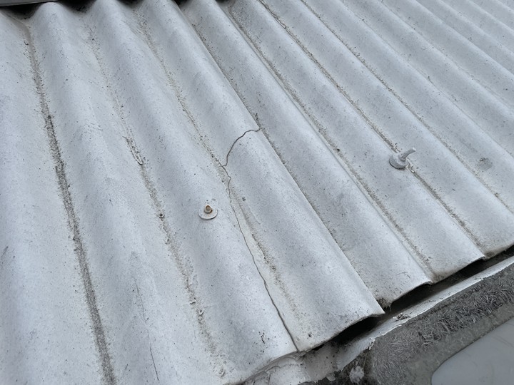 ひび割れた屋根