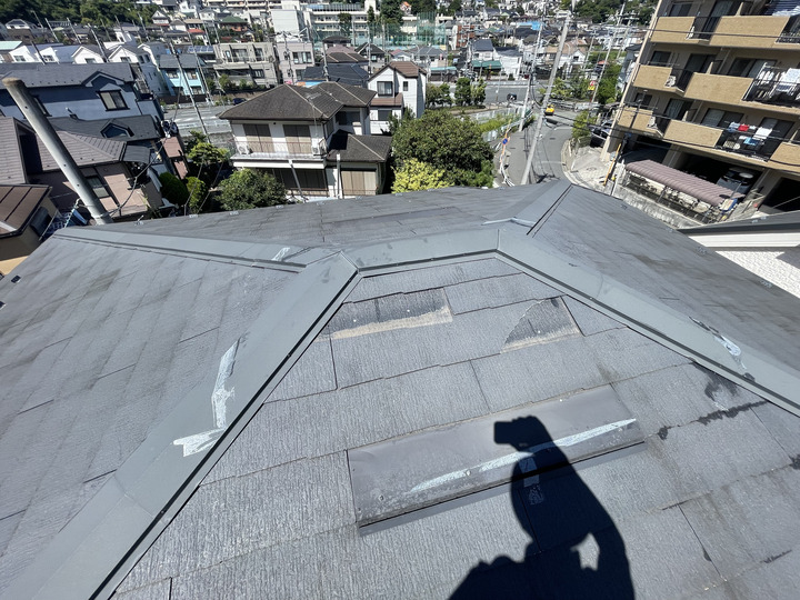 スレートが割れた屋根