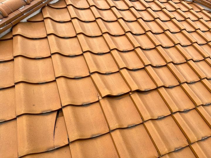 割れやズレのある瓦