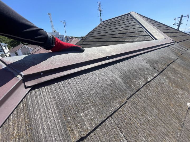 少し浮いた棟板金