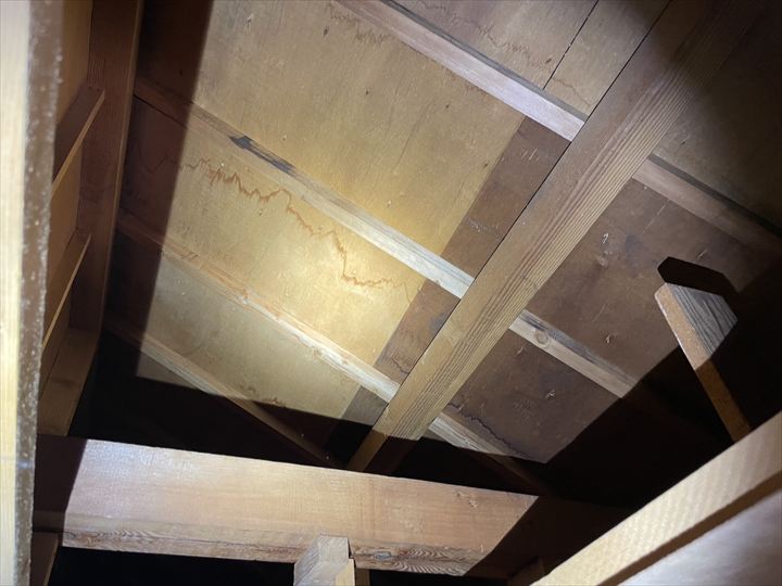 屋根からの雨漏りが発生