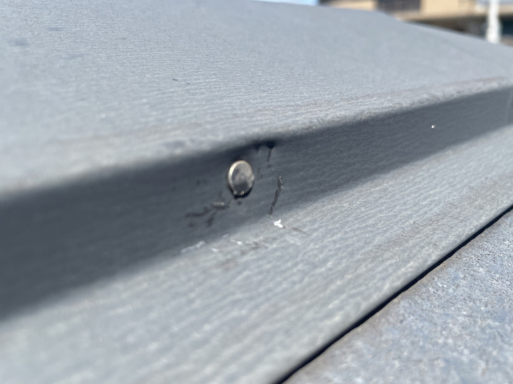 意図的に抜かれた痕跡のある棟板金の釘