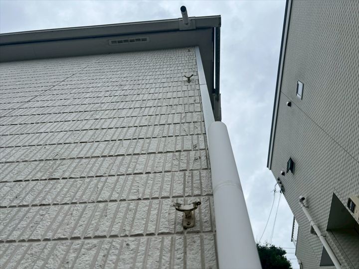 折れて外れている竪樋