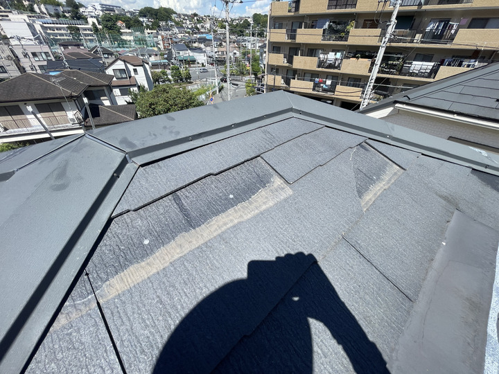 棟下のスレートが剥れていました
