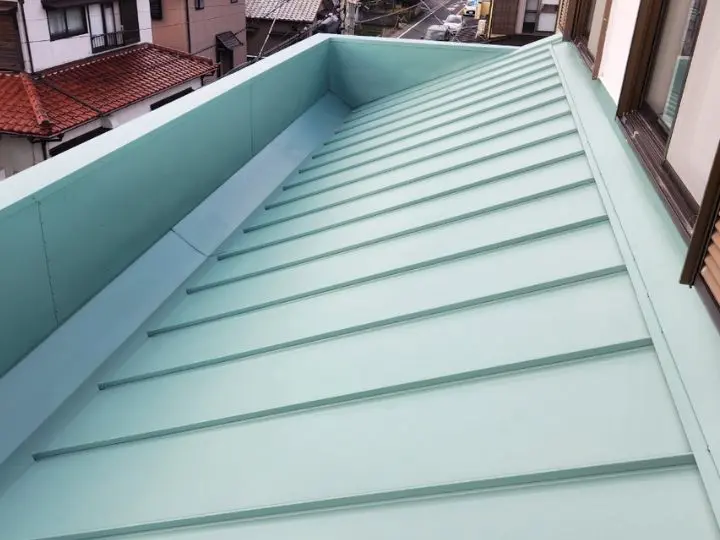 金属製の片流れ屋根