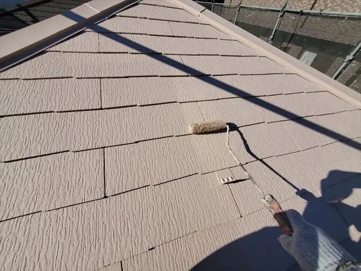 屋根を塗装している様子