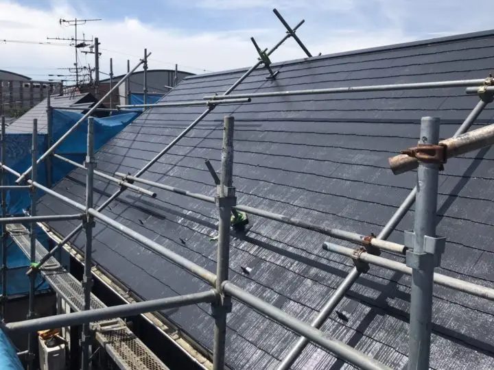 足場が仮設されている屋根