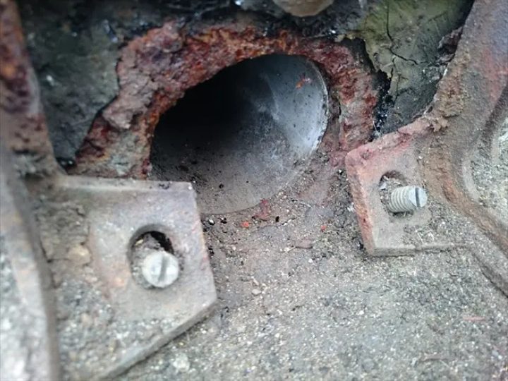 周辺がひび割れた排水口