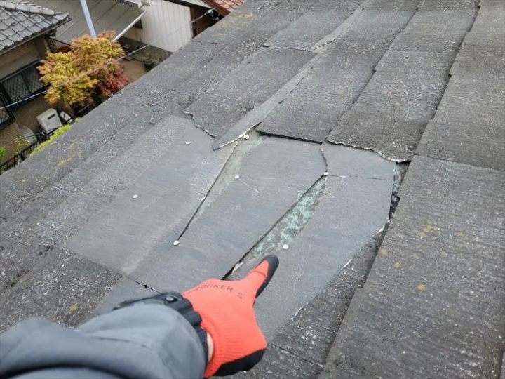 屋根材が損傷している状態