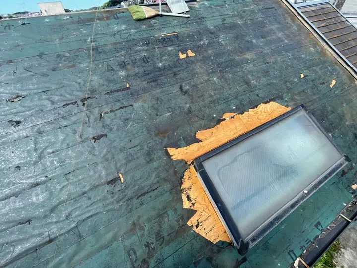 所々破れているルーフィング