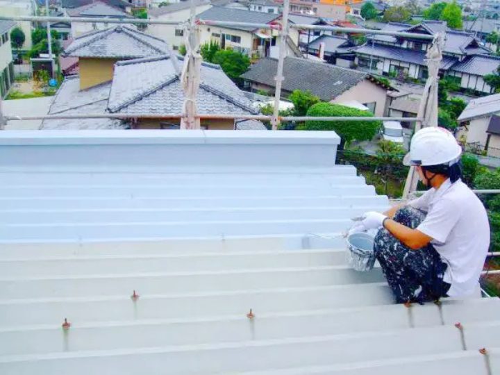 塗装中の折半屋根