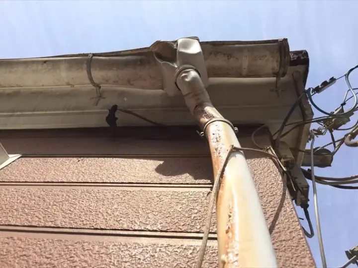 歪み・割れが発生している雨樋