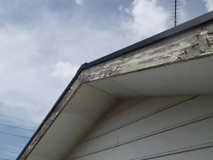 塗膜が剥がれている破風板
