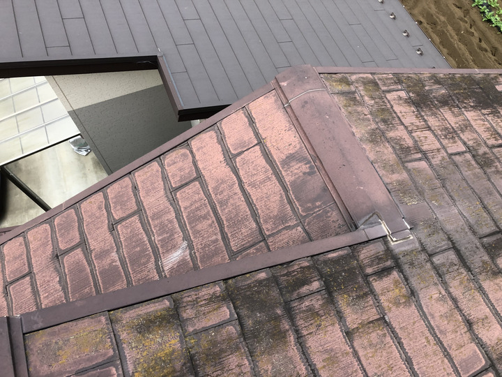 苔が生えたスレート屋根