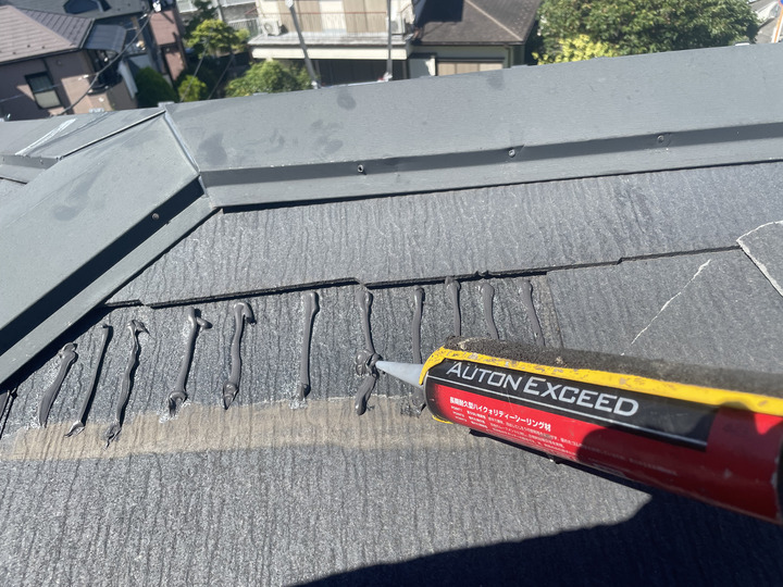 雨が逃げられるように立て向きにコーキングを打ちます