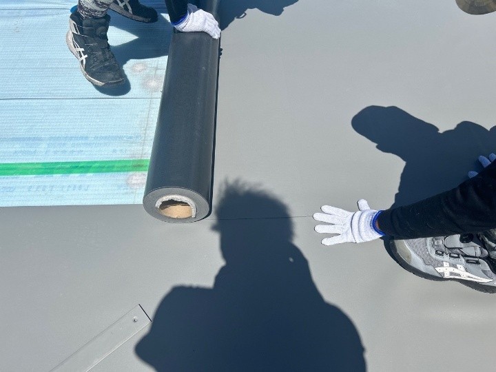 防水用塩ビシート施工して誘導加熱器でシートを固定