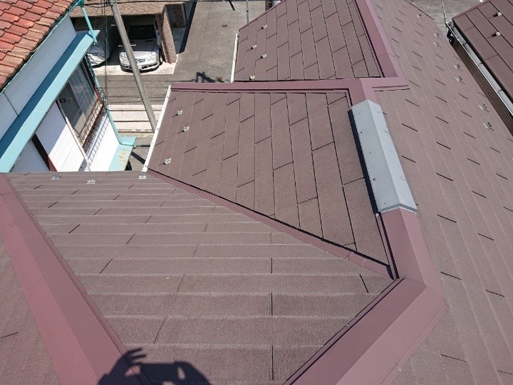 塗膜が劣化して薄くなったスレート屋根