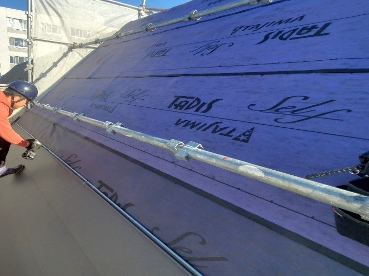 防水紙（ルーフィング）を敷設