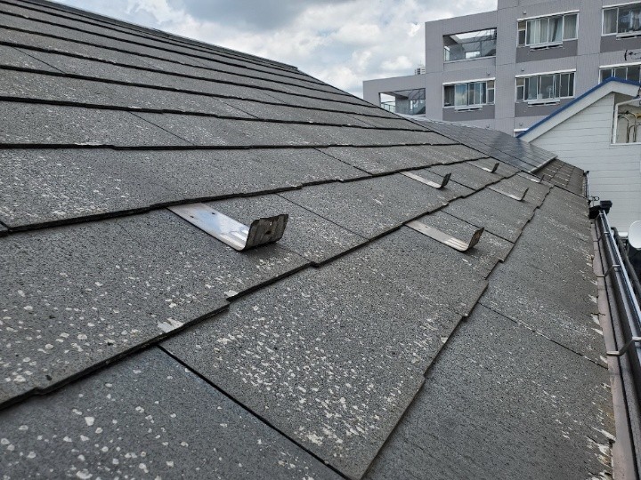 破損した化粧スレート屋根の点検