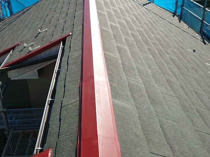 棟板金に錆止め塗料を塗布