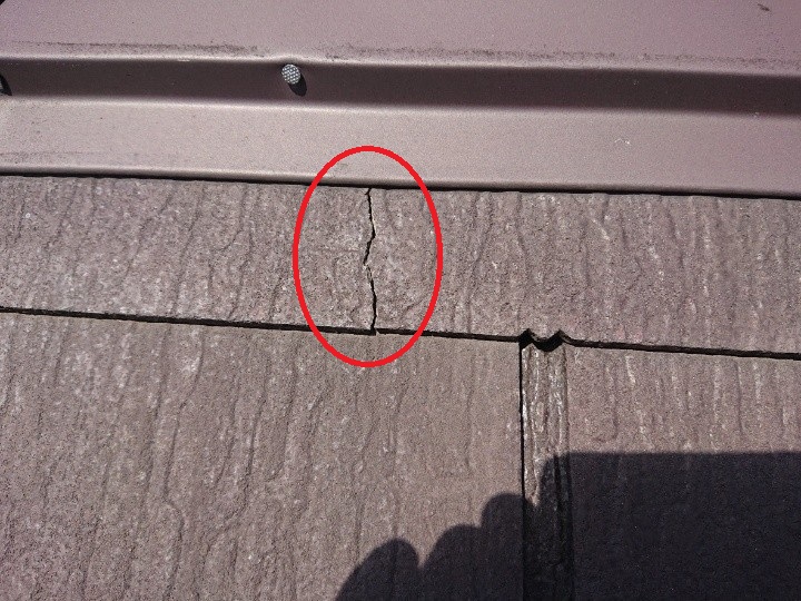 屋根表面にひび割れが発生