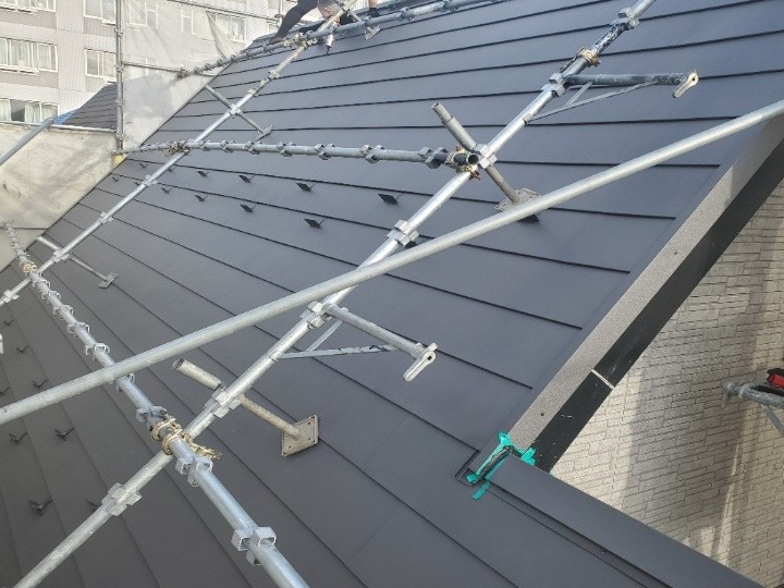 屋根材「スーパーガルテクト」を敷設