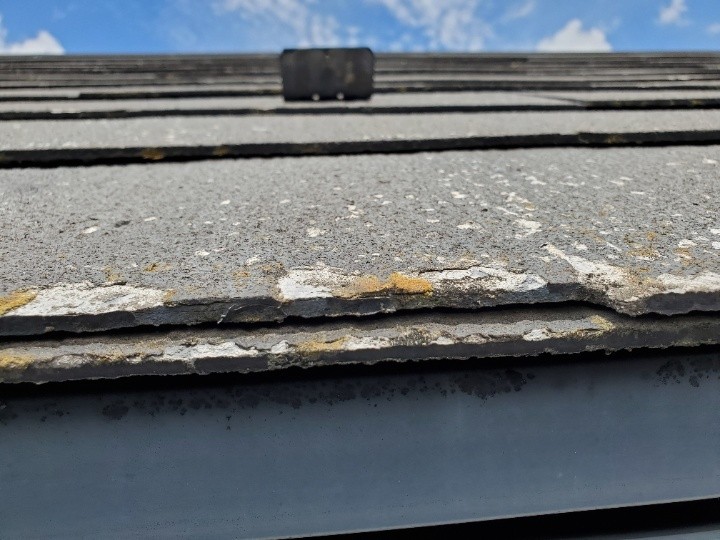 屋根表面は経年劣化して剥がれた状態