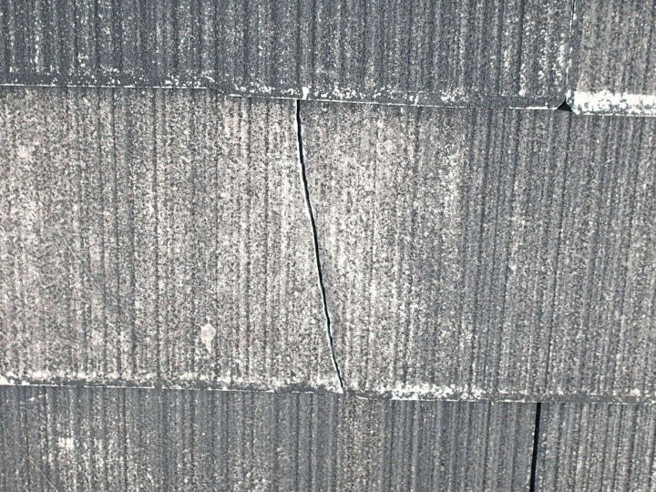 屋根表面にひび割れが発生